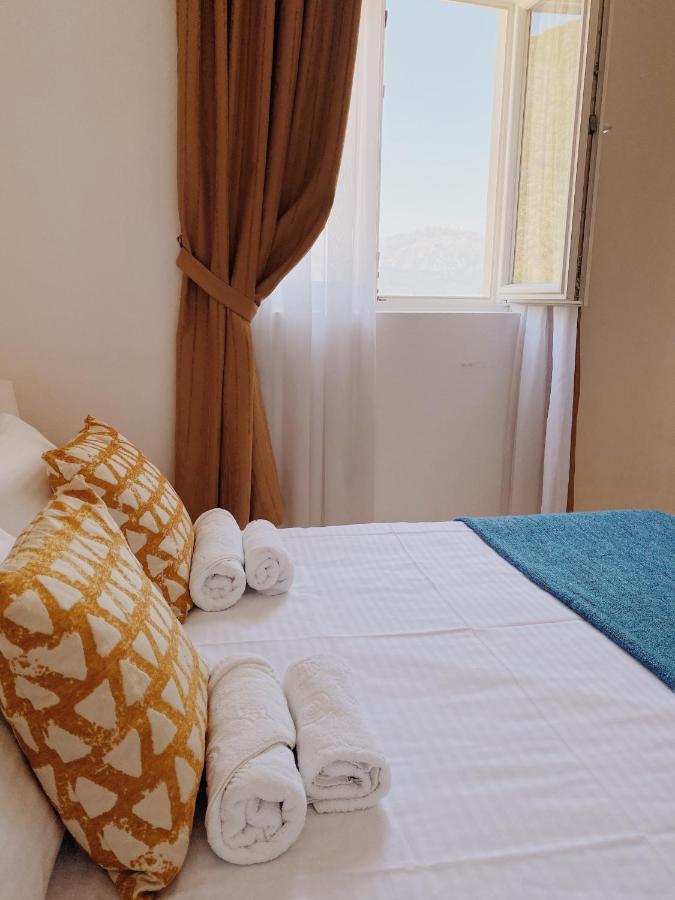 Apartments Sneki Baošići エクステリア 写真
